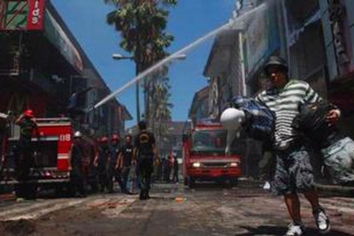 Kawasan pertokoan Kuta Square, Kuta, Badung, Bali, sekitar pukul 07.30 Wita pagi tadi (Kamis, 22/4/2010) dilalap si jago merah. 