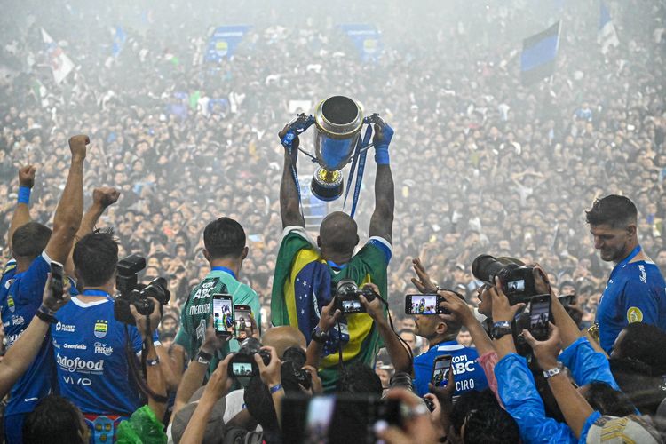 Perayaan juara Liga 1 2024-2025 untuk Persib Bandung berlangsung kacau, Bobotoh invasi lapangan, penyerahan trofi tidak seperti semestinya di Stadiong Gelora Bandung Lautan Api (GBLA), Sabtu (24/5/2025).