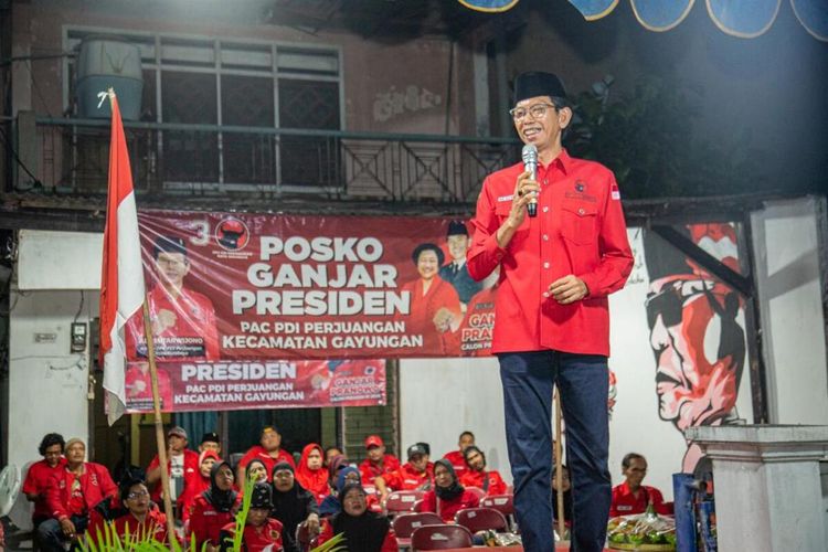 Ketua DPC PDI-P Surabaya Adi Sutarwijono saat peresmian Posko pemenangan Ganjar di Jalan Menanggal Kecamatan Gayungan Surabaya, Minggu (21/5/2023) malam.
