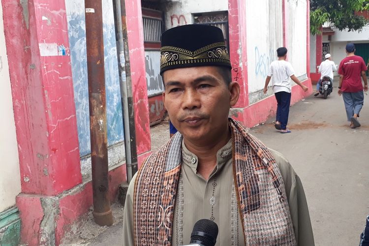 Junaedi (48), pemilik warung kelontong di Jalan Usaha, Kelurahan Cawang, Kecamatan Kramat Jati, Jakarta Timur, yang dirusak putra Elvy Sukaesih karena tidak diberi hutang rokok, Jumat (13/9/2019).
