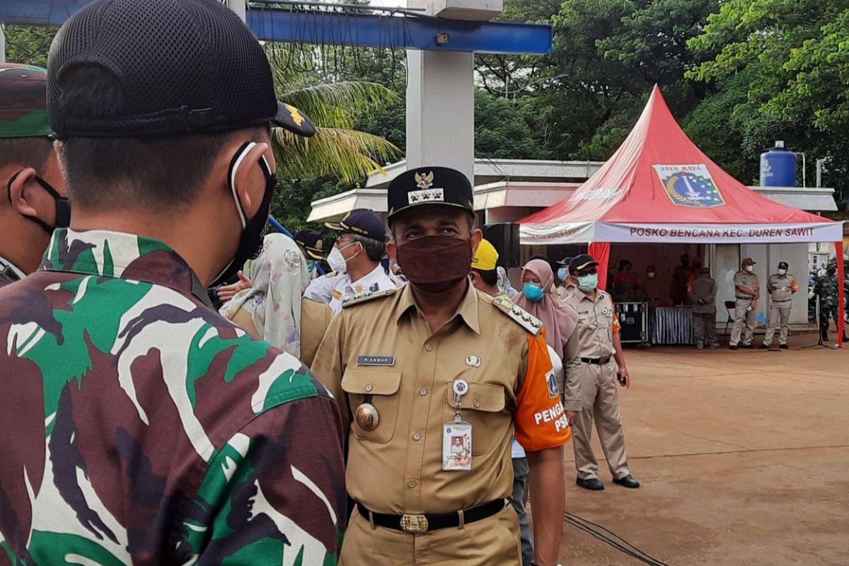 Wali Kota Jakarta Timur M Anwar saat menghadiri Apel Kesiapan Pengamanan Malam Tahun Baru 2020-2021 di Pintu Air Taman KBT, Kamis (31/12/2020)