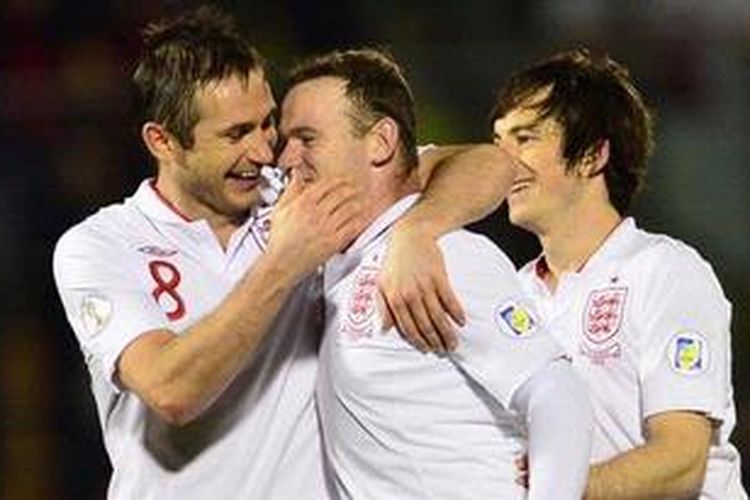 Striker Inggris, Wayne Rooney (tengah), merayakan golnya ke gawang San Marino, bersama dua rekannya, bek sayap Leighton Baines (kanan), dan kapten Frank Lampard, dalam laga Grup H Zona Eropa Pra-Piala Dunia Brasil 2014 di Stadion Olimpico, Serravalle, Jumat (22/3/2013).