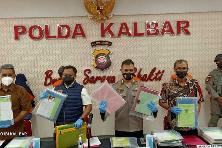 Aksi sindikat mafia tanah yang melibatkan oknum kepala desa dan pegawai Badan Pertanahan Nasional (BPN) Kabupaten Kubu Raya, Kalimantan Barat (Kalbar) terbongkar. Empat orang ditetapkan sebagai tersangka dalam perkara tersebut. Masing-masing mantan pegawai BPN Kabupaten Kubu Raya sekaligus selaku Ketua Tim Ajudikasi Desa Durian tahun 2008 berinisial A; Kepala Desa Durian berinisial UF; kemudian pemegang sertifikat hak milik (SHM) berinisial H dan T.