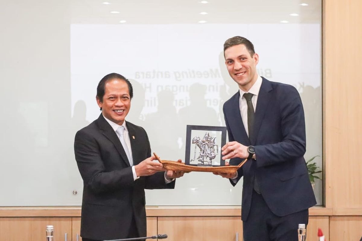 Menteri Iklim dan Lingkungan Hidup Norwegia, Andreas Bjelland Eriksen dan Menteri Lingkungan Hidup Hanif Faisol membahas soal isu lingkungan, Rabu (19/2/2025). 