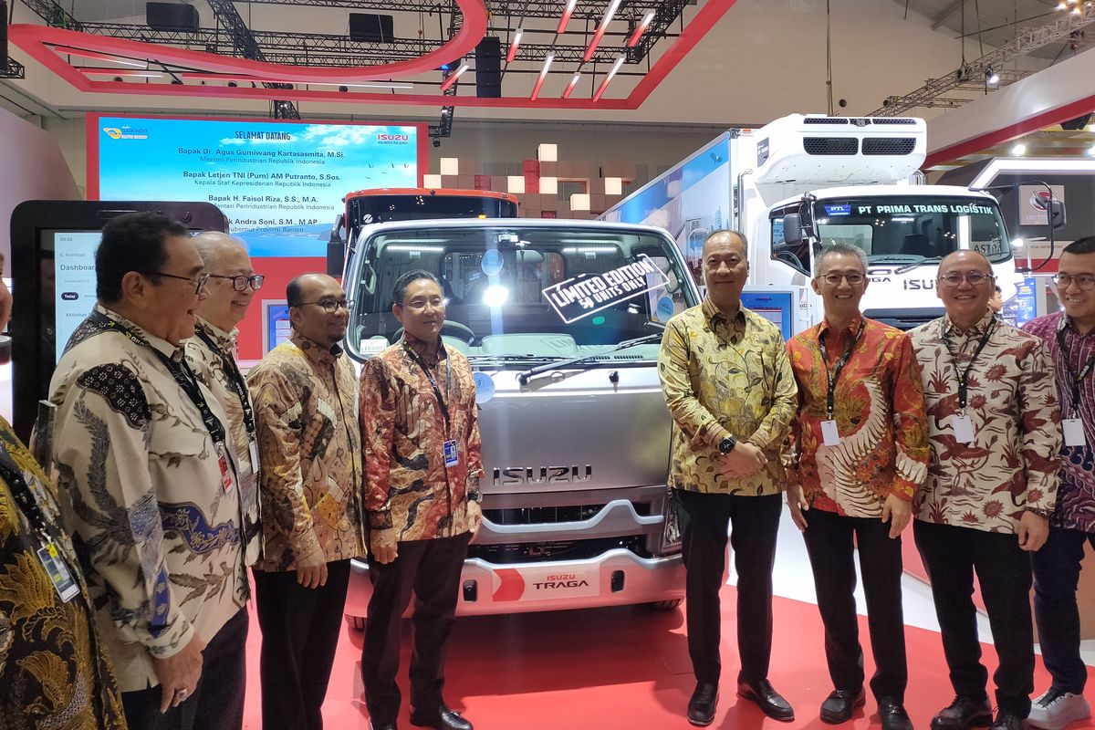  Menteri Perindustrian Agus Gumiwang Kartasasmita berfoto di depan booth Isuzu pada  pameran Gaikindo Indonesia International Auto Show (GIIAS) 2025 