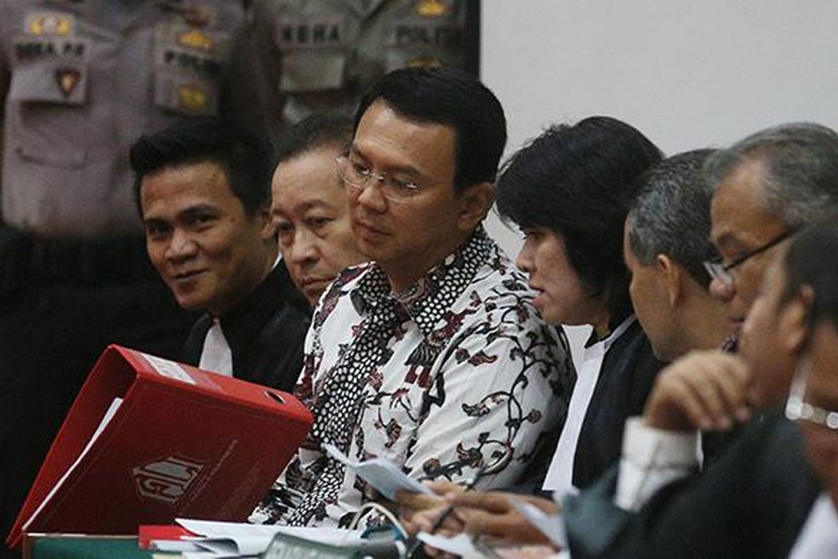 Terdakwa kasus dugaan penodaan agama, Basuki Tjahaja Purnama atau Ahok, bersama kuasa hukumnya mengikuti sidang di Auditorium Kementerian Pertanian, Jakarta, Senin (13/2/2017). Dalam sidang lanjutan ke-10 tersebut Jaksa Penuntut Umum rencananya menghadirkan 4 saksi ahli.