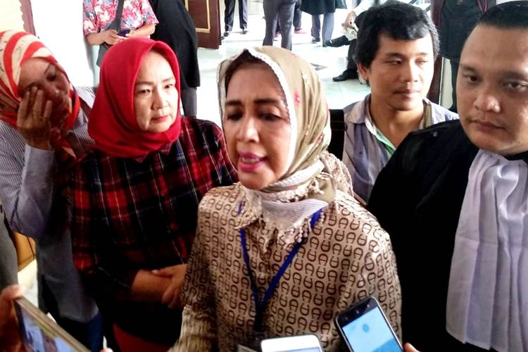 Dewi (kerudung coklat) terbukti telah memfitnah Djarot Saiful Hidayat, majelis hakim PN Medan memvonisnya dengan tujuh bulan penjara, Rabu (4/12/2019)