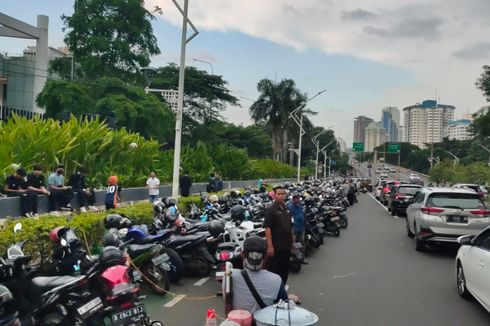 Tempat Parkir Area GBK Penuh, Polisi Terpaksa Perbolehkan Parkir Liar di Jalan Gerbang Pemuda Senayan