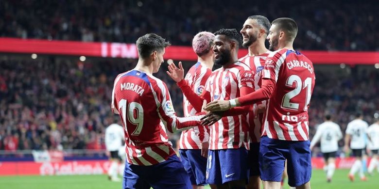 Gelandang Atletico Madrid, Thomas Lemar (tengah), melakukan selebrasi bersama rekan-rekannya setelah mencetak gol ketiga timnya ke gawang Valencia pada pekan ke-26 LaLiga Spanyol di Stadion Wanda Metropolitano, Sabtu (18/3/2023).