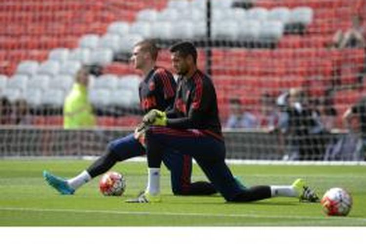 Penjaga gawang Manchester United asal Argentina Sergio Romero (kanan) dan kiper MU dari Inggris Sam Johnstone melakukan pemanasan menjelang pertandingan perdana Premier League musim 2015-16 melawan Tottenham Hotspur di Old Trafford, Sabtu (8/8/2015).