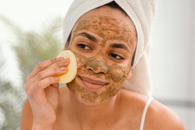Ilustrasi wanita sedang melakukan perawatan kulit, freepik.com
