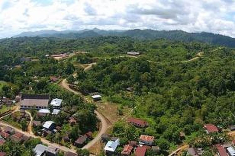 Desa Setulang, Kecamatan Malinau Selatan Hilir, Kabupaten Malinau, Kalimantan Utara, dilihat dari udara, Minggu (14/12/2014). Desa Setulang adalah desa wisata di kabupaten yang berbatasan dengan Malaysia yang dihuni oleh masyarakat Dayak Kenyah.