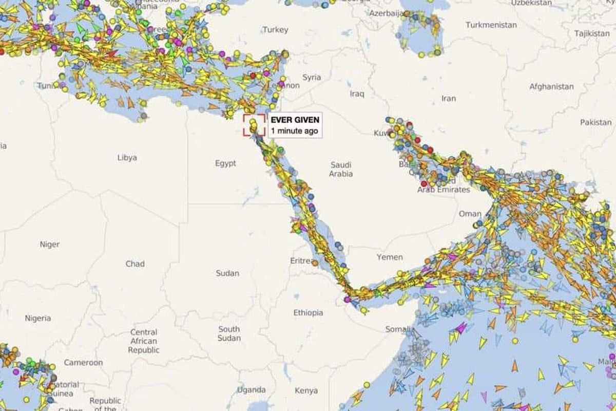 Lalu-lintas palayaran di terusan Suez yang macet, bisa dipantau lewat aplikasi dan situs MarineTraffic.