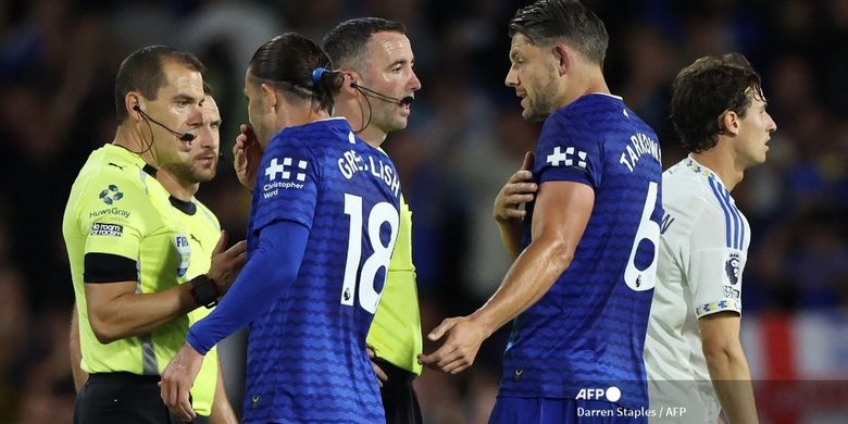 Pemain Everton #18 Jack Grealish dan #06 James Tarkowski berbicara dengan wasit usai pertandingan sepak bola Liga Inggris antara Leeds United vs Everton di Elland Road di Leeds, Inggris utara pada 18 Agustus 2025. Leeds memenangkan pertandingan dengan skor 1-0. (Foto oleh Darren Staples / AFP)