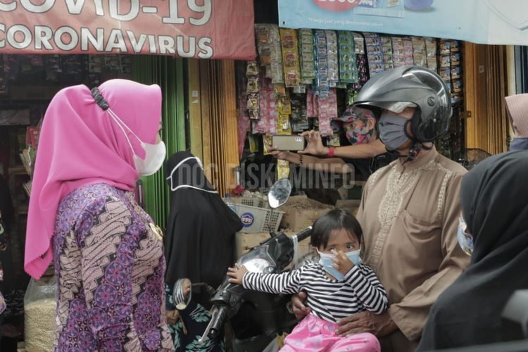 Bupati Tulang Bawang Winarti dalam kegiatan penyerahan santunan di Kantor Kecamatan Banjar Agung, Kamis (29/4/2021) .