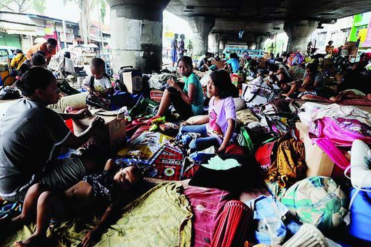 Puluhan korban banjir masih mengungsi di kolong jalan layang Kampung Melayu, Jakarta Timur, Minggu (20/1). Kondisi pengungsian yang serba darurat rawan menyebabkan gangguan kesehatan bagi pengungsi, terutama anak-anak.