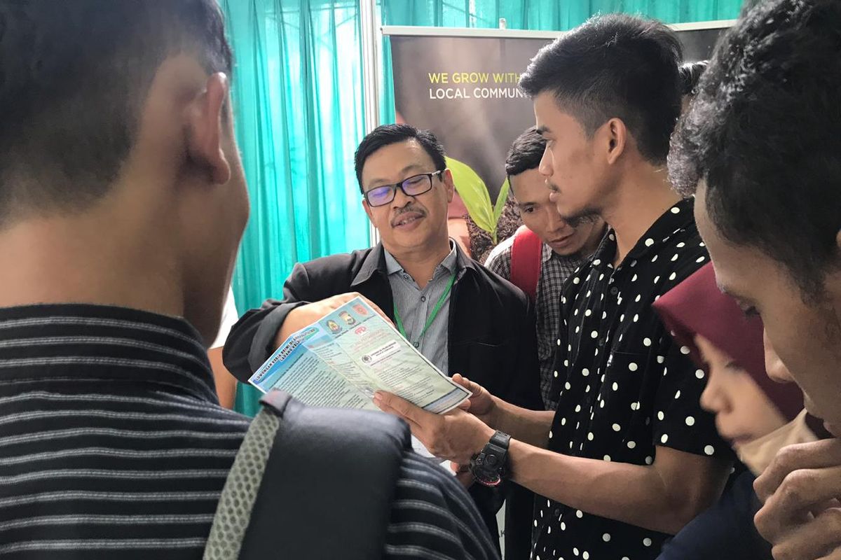 Pameran kerja (job fair) dilaksanakan oleh KJRI Kuching bekerja sama dengan Pemerintah Provinsi Sulawesi Selatan. Pameran ini menawarkan 7.273 lowongan kerja untuk ditempatkan di perusahaan perusahaan asal Sarawak, Malaysia.