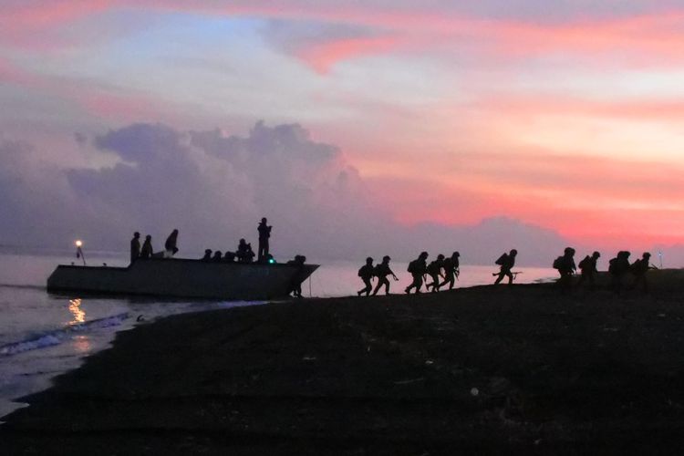 Prajurit Korps Marinir TNI AL berlatih pendaratan amfibi, di pantai Banongan Asembagus, Situbondo, Jawa Timur, Rabu (15/09/2021). 