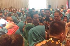 Saat Jokowi Jadi Rebutan Ibu-Ibu PKK...