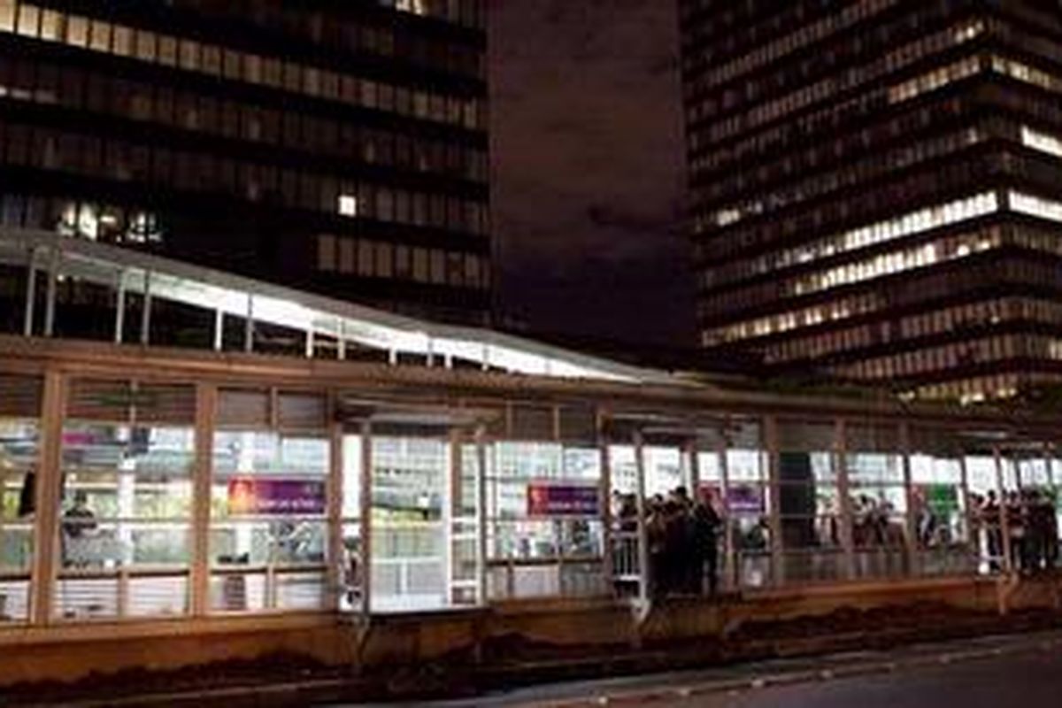 Penumpang menunggu kedatangan bus transjakarta di halte Dukuh Atas, Jakarta Pusat, Sabtu (30/3/2013). Operasional bus transjakarta selama 24 jam akan mulai direalisasikan dengan penambahan ratusan unit bus baru yang akan dilakukan bertahap, dan selesai paling lambat di awal 2014. Awal 2014 jumlah unit bus transjakarta akan mencapai 1.353 bus.  