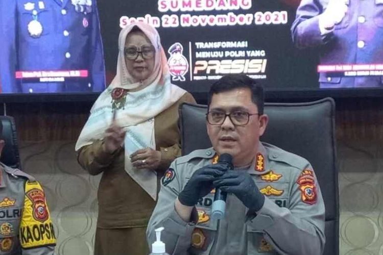 Kepala Bidang Humas Polda Jabar Kombes Polisi Erdi Adrimulan Chaniago menyampaikan keterangan pers terkait kasus Yana Cadas Pangeran, Sumedang, Senin (22/11/2021). 