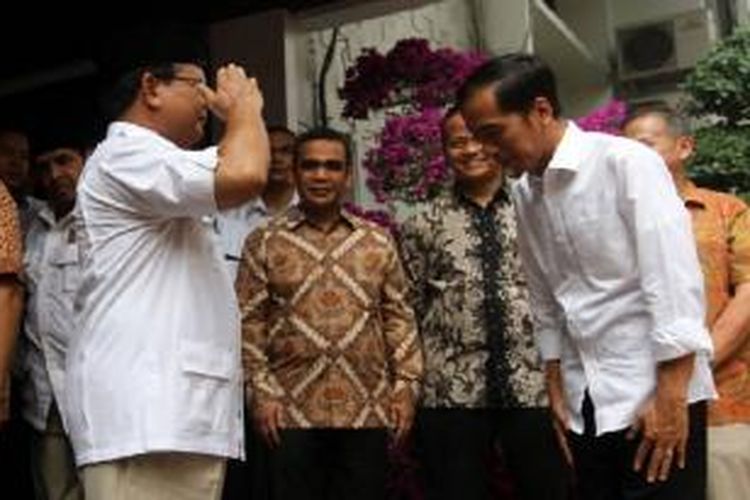 Presiden Republik Indonesia terpilih Joko Widodo mengunjungi Ketua Umum Partai Gerindra yang juga mantan pesaingnya dalam Pilpres lalu, Prabowo Subianto, di Jalan Kertanegara, Jakarta Selatan, Jumat (17/10/2014).