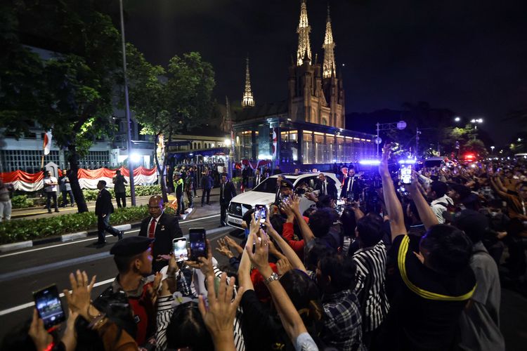 Paus Fransiskus keluar dari Gereja Katedral, Jakarta, Rabu (4/9/2024). Setelah selesai kunjungan dari Gereja Katedral, Paus Fransiskus kembali menuju Kedutaan Besar Takhta Suci Vatikan. Antusiasme warga yang ingin bertemu dengan Paus secara dekat tak terbendung.