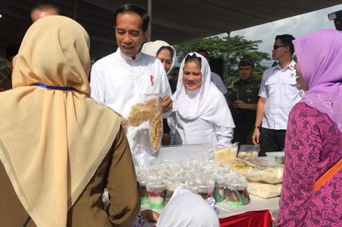 Tinjau Ibu-ibu Penerima PNM Mekaar, Jokowi Borong Camilan 