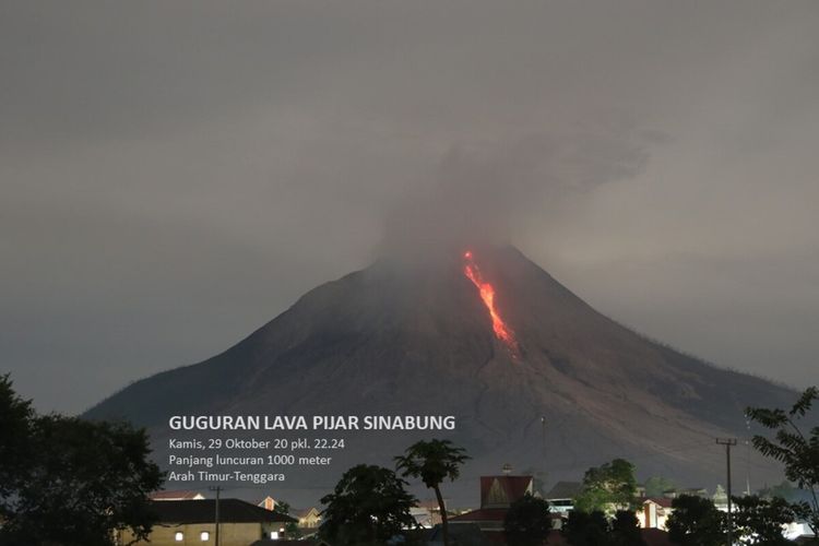 Gunung Sinabung terlihat mengeluarkan lava pijar pada Kamis (29/10/2020) malam sekitar pukul 22.24 WIB.