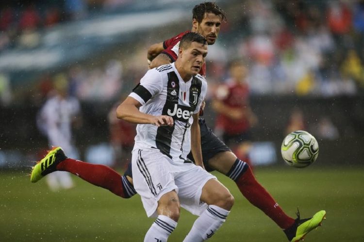 Andrea Favilli dibayang-bayangi Javi Martinez saat Juventus berhadapan dengan Bayern Muenchen di Lincoln Financial Field Philadelphia, 25 Juli 2018. 