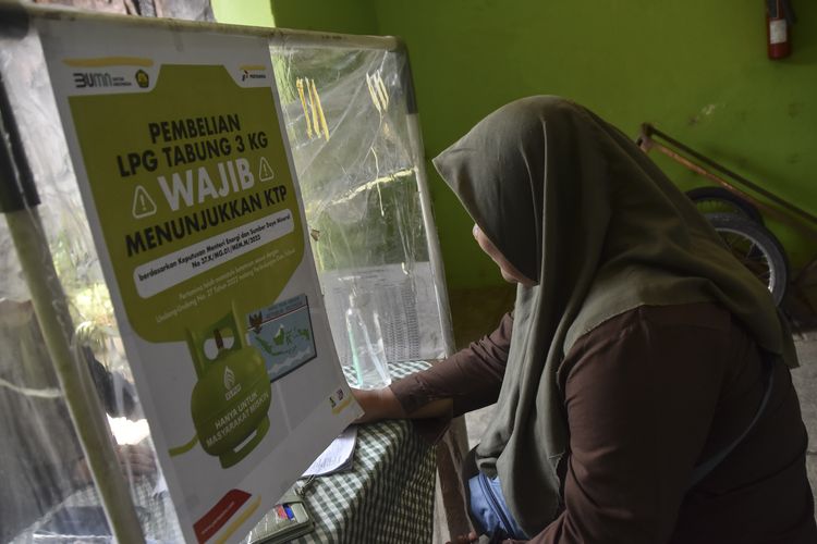 Warga membeli gas elpji 3 kilogram bersubsidi di salah satu pangkalan di Kabupaten Ciamis, Jawa Barat, Senin (3/2/2025). Pemerintah menetapkan pembelian LPG 3 kg dilayani di Pangkalan Resmi Pertamina untuk memastikan subsidi tepat sasaran. ANTARA FOTO/Adeng Bustomi/nz 