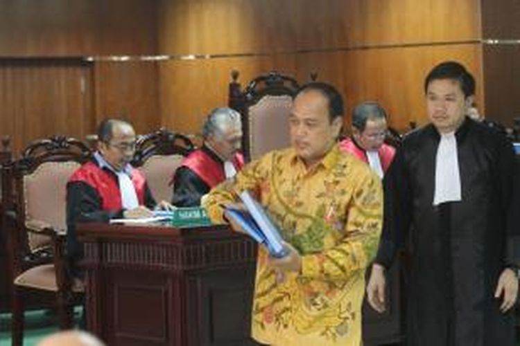 Terdakwa kasus dugaan korupsi pengadaan alat simulator SIM dan dugaan tindak pidana pencucian uang, Irjen Pol Djoko Susilo mengikuti sidang dengan agenda pembacaan pledoi di Pengadilan Tipikor, Jalan HR Rasuna Said, Kuningan, Jakarta Selatan, Selasa (27/8/2013). Dalam nota pembelaannya, Djoko bersikukuh membantah melakukan korupsi dan mengaku lalai mengawasi anak buahnya sehingga mengakibatkan kerugian negara. 