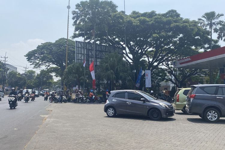 Harga BBM Non-Subsidi Naik, Antrean Pertalite Mengular di Sejumlah SPBU Malang