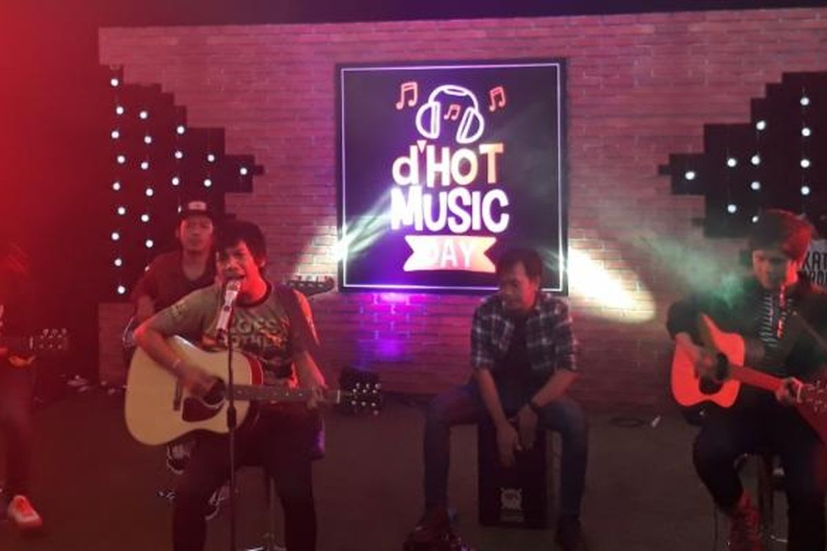 DMasiv diabadikan saat sedang tampil dalam dHot Music Day di Jakarta Selatan, Kamis (9/3/2017). 