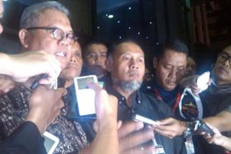 Wakil Ketua KPK Bambang Widjojanto memberikan keterangan pers di Gedung KPK seusai diperiksa selama 11 jam di Bareskrim Polri, Rabu (4/2/2015) dini hari.