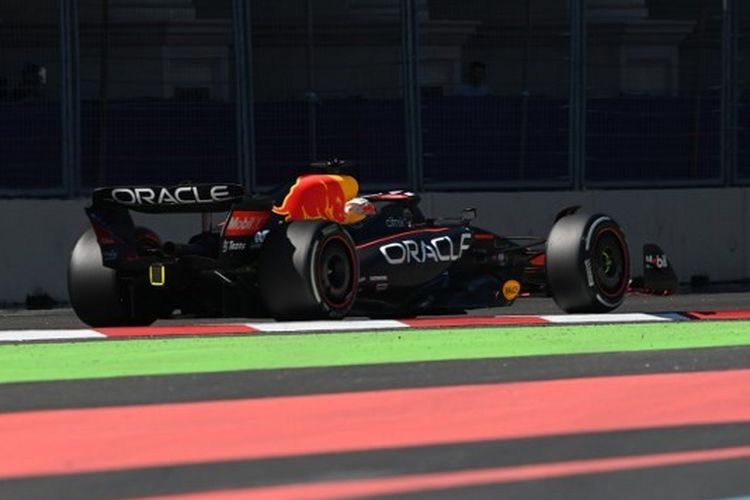 Pebalap Red Bull asal Belanda, Max Verstappen, saat beraksi di F1 GP Azerbaijan yang berlangsung di Baku City Circuit, Minggu 12 Juni 2022.