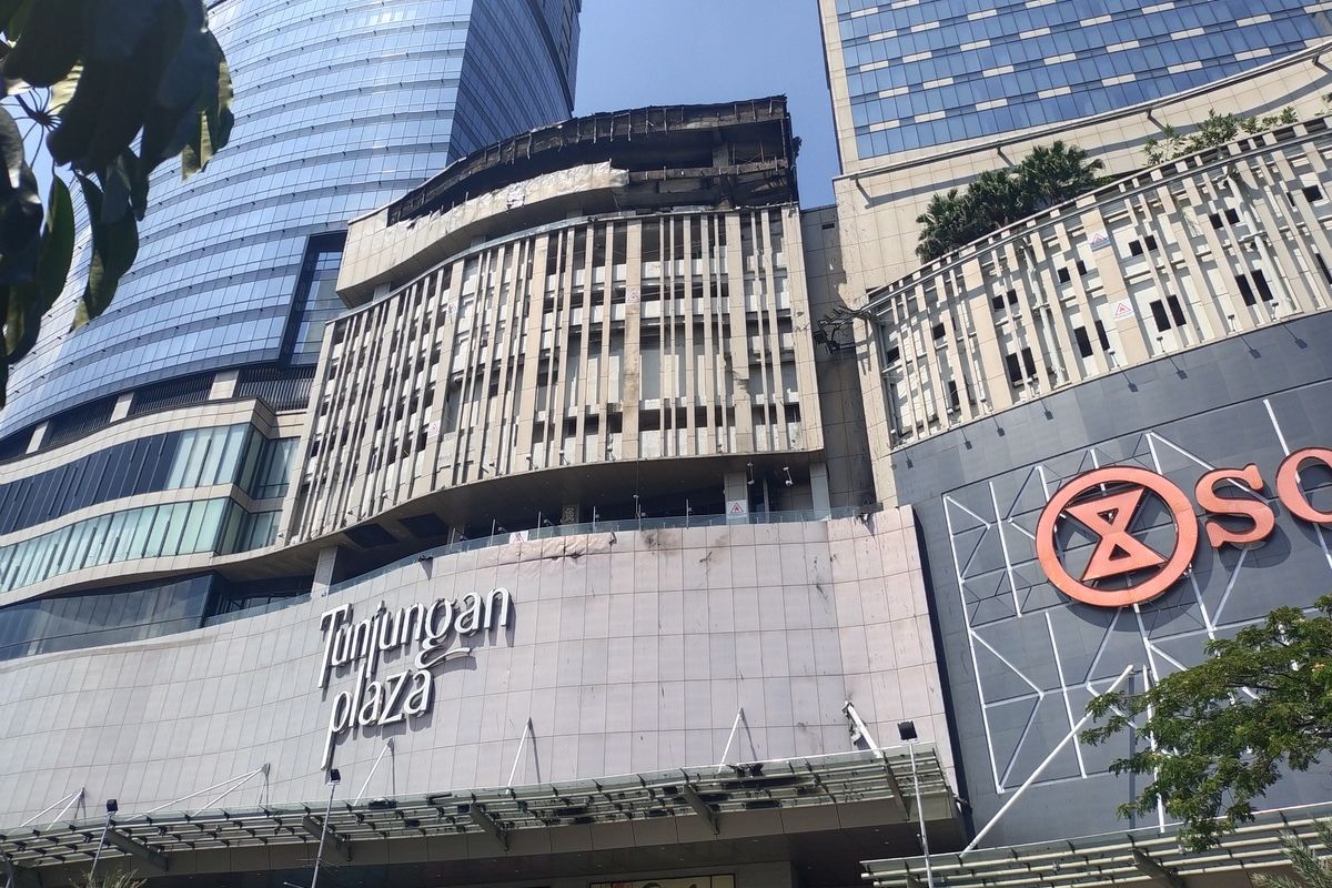 Gedung Mal Tunjungan Plaza 5 Surabaya Usai dipadamkan Petugas Kebakaran.