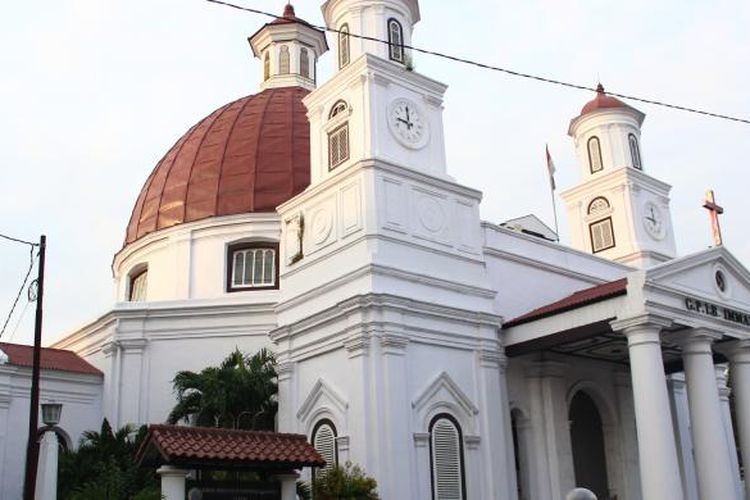 Gereja Blenduk, salah satu bangunan cagar budaya yang ada di Kota Lama Semarang. Bangunan ini selain sebagai salah satu wisata sejarah, juga masih beroprasi sebagai tempat ibadah.