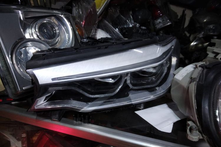 Saat ini banyak pedagang yang menjual mika lampu mulai dari variasi, imitasi sampai yang copotan. Harganya bervariasi tergantung model dan jenis mobil.