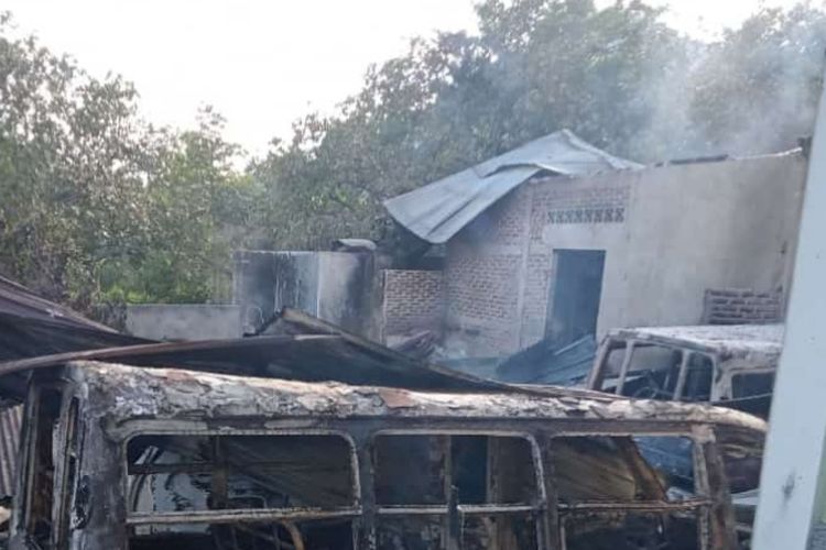 Foto: Rumah milik Anselmus Nong Seli warga Desa Darat Gunung, Kecamatan Talibura, Kabupaten Sikka, Nusa Tenggara Timur (NTT), terbakar, Senin (14/11/2022) malam.