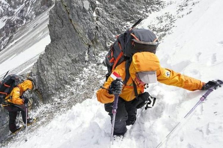 Perjalanan tim menanjak dengan penuh salju menuju Puncak Gunung Aconcagua