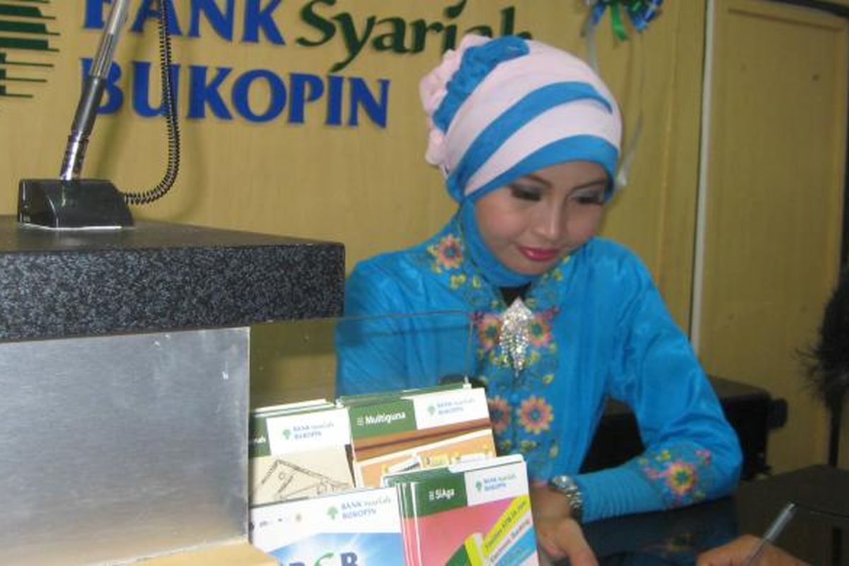 Ilustrasi: Petugas Bank Syariah Bukopin (BSB) melayani nasabah. 