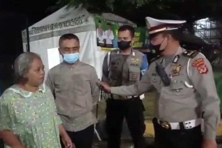 Seorang pemudik bernama Mamah (70) tertinggal keluarganya dan ditemukan petugas kepolisian Pos Pengamanan KM 164 Rest Area Cipali, Jumat (6/5/2022). 