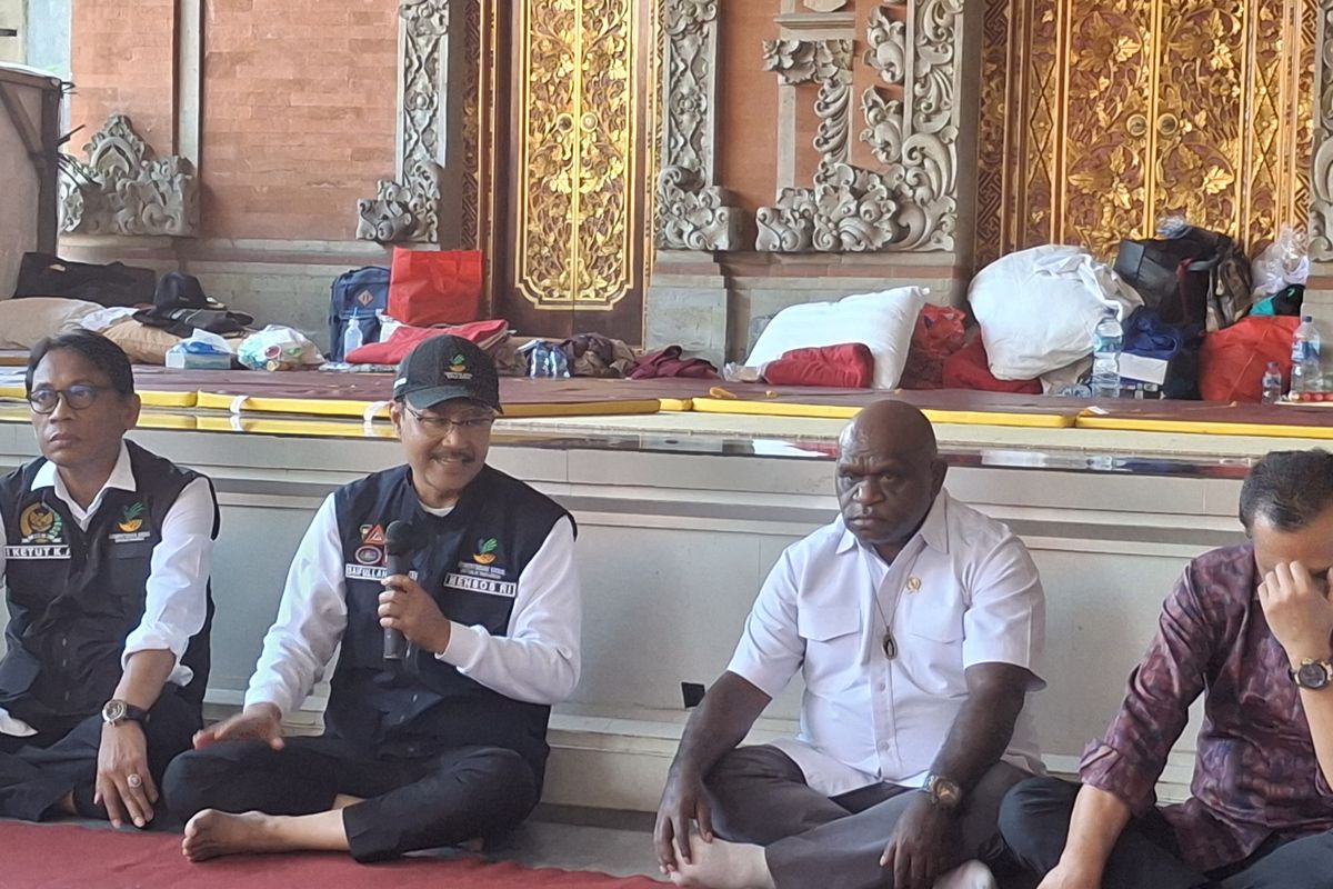 Menteri Sosial (Mensos) Saifullah Yusuf atau Gus Ipul mengunjungi para pengungsi korban banjir di Posko Pengungsian  Banjar Dadakan, Kota Denpasar, Bali, pada Jumat (12/9/2025). KOMPAS.com/ Yohanes Valdi Seriang Ginta