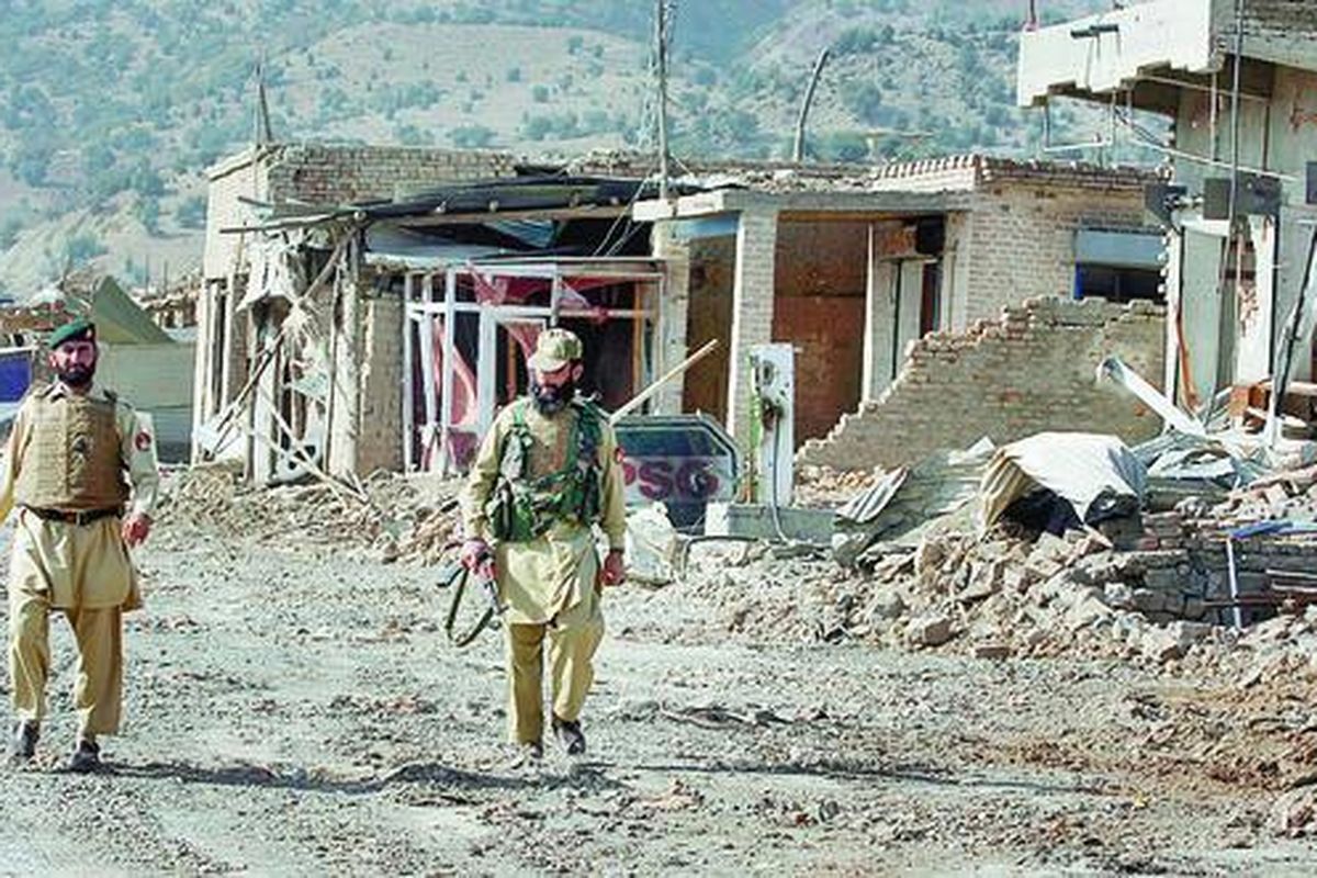 Tentara Pakistan berjalan melalui sebuah pasar yang hancur di Sararogha, sebuah kota kecil di wilayah Waziristan Selatan, berbatasan dengan Afganistan, Selasa (17/11). Tentara Pakistan ini mengawal sejumlah wartawan lokal dan asing untuk meninjau lokasi yang direbut pasukan Pakistan dari tangan pejuang Taliban di wilayah peperangan di Waziristan .