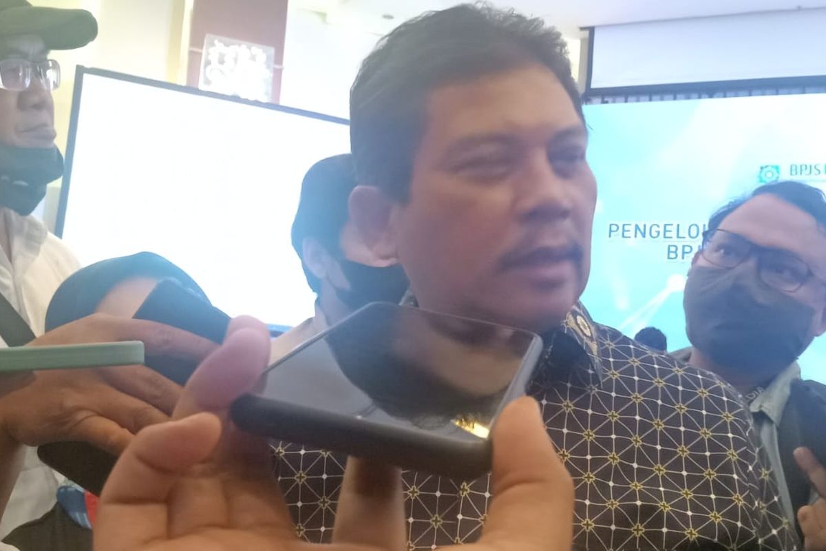Direktur Utama BPJS Kesehatan Gufron Mukti memberikan keterangan pers kepada awak media usai menyelenggarakan public expose di Jakarta, Selasa (5/7/2022).