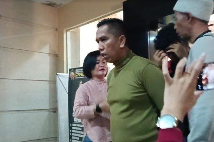 AKBP Achiruddin Hasibuan (baju hijau) setelah diperiksa Propam Polda Sumut terkait penganiayaan yang dilakukan anaknya, Aditya Hasibuan, terhadap seorang mahasiswa bernama Ke Admiral.

