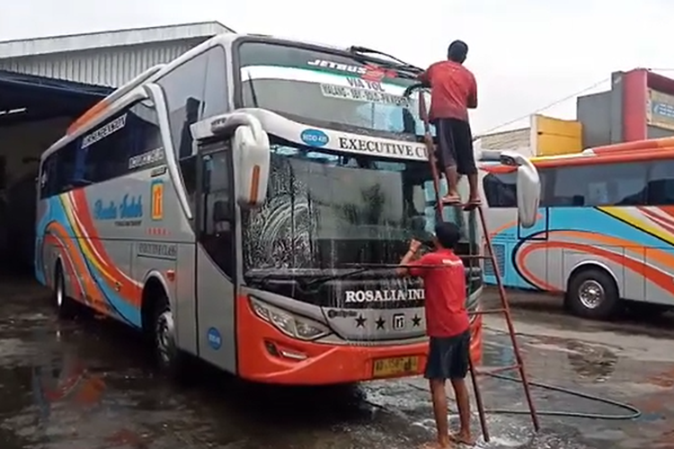 Cara bersihkan bus tingkat