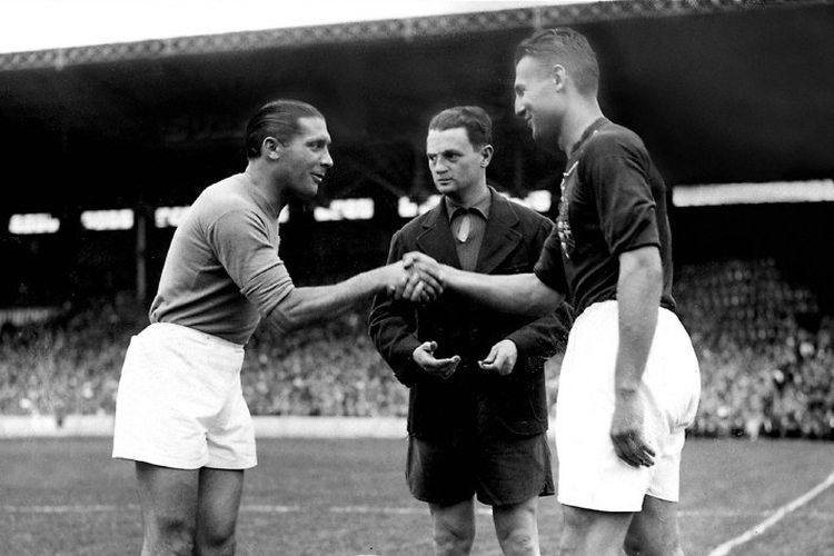 Giuseppe Meazza (kiri) berjabat tangan dengan Gyorgy Sarosi sebelum pertandingan Italia vs Hongaria pada final Piala Dunia 1938 di Stadion Olympique de Colombes, Paris, pada 19 Juni 1938. Italia menang 4-2 dan menjadi juara Piala Dunia untuk kali kedua.