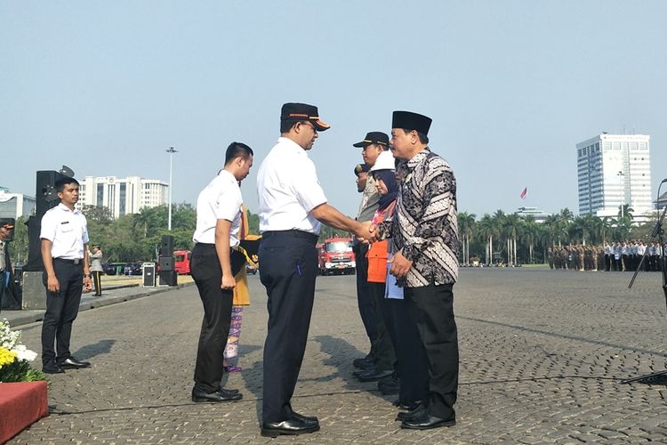 Gubernur DKI Jakarta Anies Baswedan saat apel kesiapsiagaan Satgas Air Bersih di kawasan Monas, Jakarta Pusat, Kamis (26/9/2019).